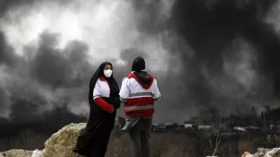 TEHRAN, IRAN - MARCH 8: Black smoke rises after fires broke out following US-Israel attacks targeting some oil storage facilities targeted, including the Shehran oil depot, in Tehran, Iran on March 8, 2026. Explosions and ignited leaking petroleum from the depot caused severe damage to nearby vehicles as intense flames engulfed the area following the strike. Firefighting teams try to control the spreading fires and contain the damage in the heavily affected industrial zone. Fatemeh Bahrami / AnadoluNo Use USA No use UK No use Canada No use France No use Japan No use Italy No use Australia No use Spain No use Belgium No use Korea No use South Africa No use Hong Kong No use New Zealand No use Turkey / Foto: Fatemeh Bahrami