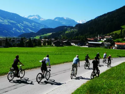 Električna kolesa (sploh) starej&scaron;im omogočajo večjo mobilnost, a so hkrati prav kolesarji nad 65 let tudi med najbolj ogorženmimi. F Reuters