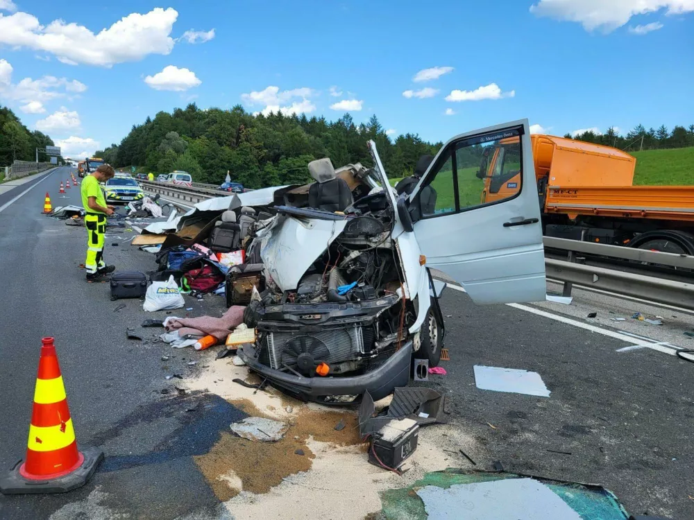 &Scaron;tajerska avtocesta, nesreča pri Tepanju, kjer je pri trku v tovorno vozilo umrlo pet tujih državljanov.Prometna nesreča, re&scaron;evanje, avtocesta, trk vozil, zastojFoto: Bralec
