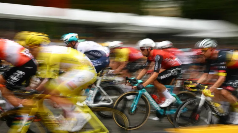 Cycling - Tour de France - Stage 21 - Mantes-la-Ville to Paris - Paris, France - July 27, 2025 UAE Team Emirates XRG's Tadej Pogacar wearing the yellow jersey in action with riders during Stage 21 REUTERS/Sarah Meyssonnier