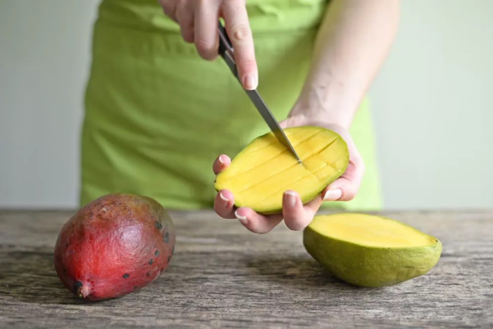 Hand Holding Fresh Mango, Cut in Square Shape Concept of Food Art, Idea of Decorated Food / Foto: Malydesigner Getty Images/istockphoto