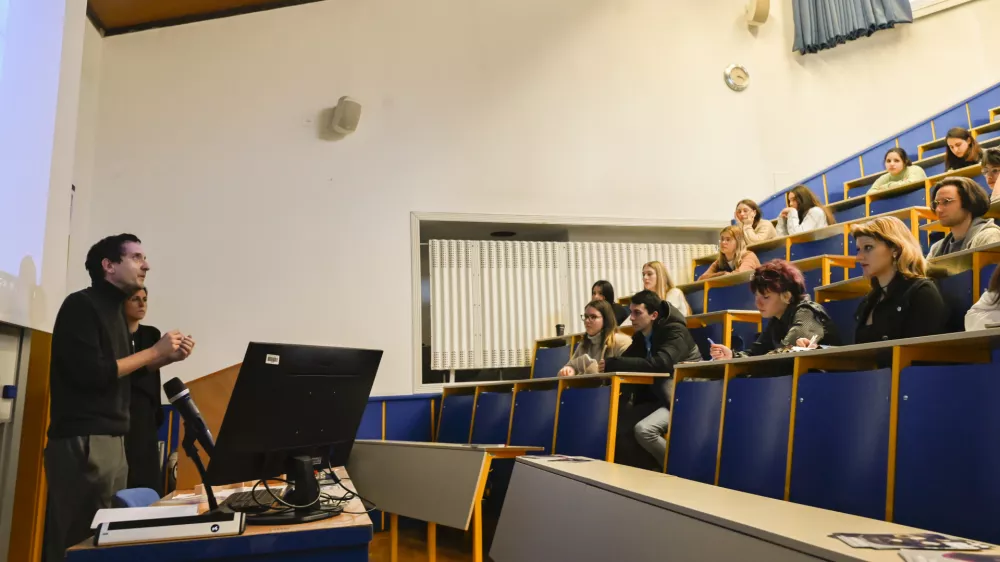 - Filozofska fakulteta UL, A&scaron;kerčeva cesta 2 v Ljubljani -- 17.02.2023 - Informativni dnevi 2023 - informativni dan na fakultetah in srednjih &scaron;olah za bodoče &scaron;tudente in dijake - izobraževanje - &scaron;olstvo - &scaron;tudij - dijaki - &scaron;tudenti - //FOTO: Nik Erik Neubauer