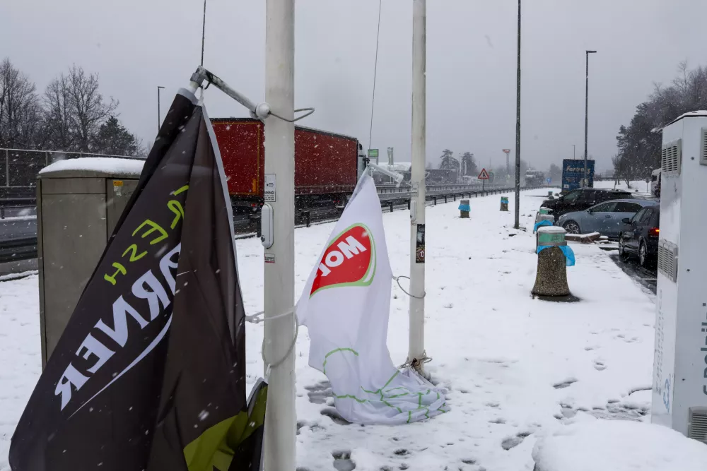 - Sneg, veter, Počivali&scaron;če Ravbarkomanda, spu&scaron;čene zastave zaradi vetra,- 26.03.2026. - Prehod hladne fronte čez Slovenijo z močnim vetrom in sneženjem.//FOTO: Bojan Velikonja