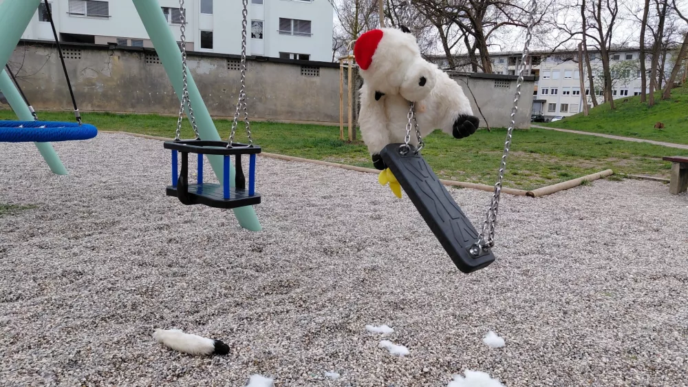 Raztrgana pli&scaron;asta igrača na otro&scaron;kih igralih. Foto: Vesna Levičnik