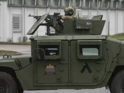 - simbolična fotografija &ndash; vojaki SV -- 31.03.2023 &ndash; Slovenska vojska (SV) - Voja&scaron;nica Ivana Cankarja Vrhnika - obisk predsednice republike v okviru katerega se je seznanila s stanjem pripravljenosti Slovenske vojske v letu 2022, //FOTO: Jaka Gasar