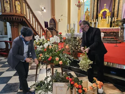Radovljica, Cerkev svetega Petra.Predstavitev velikonocne okrasitve vatikanske bazilike.Florista Sabina Segula in Peter Ribic.