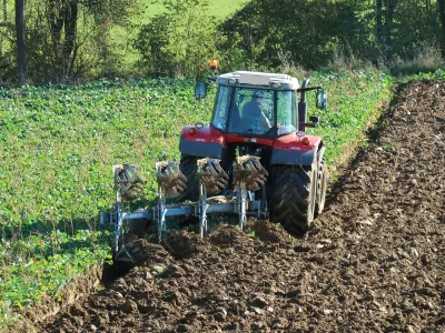 Ljutomer, traktor, njiva, oranje, kmetijsko zemlji&scaron;če. Foto: Tatjana Pihlar 
