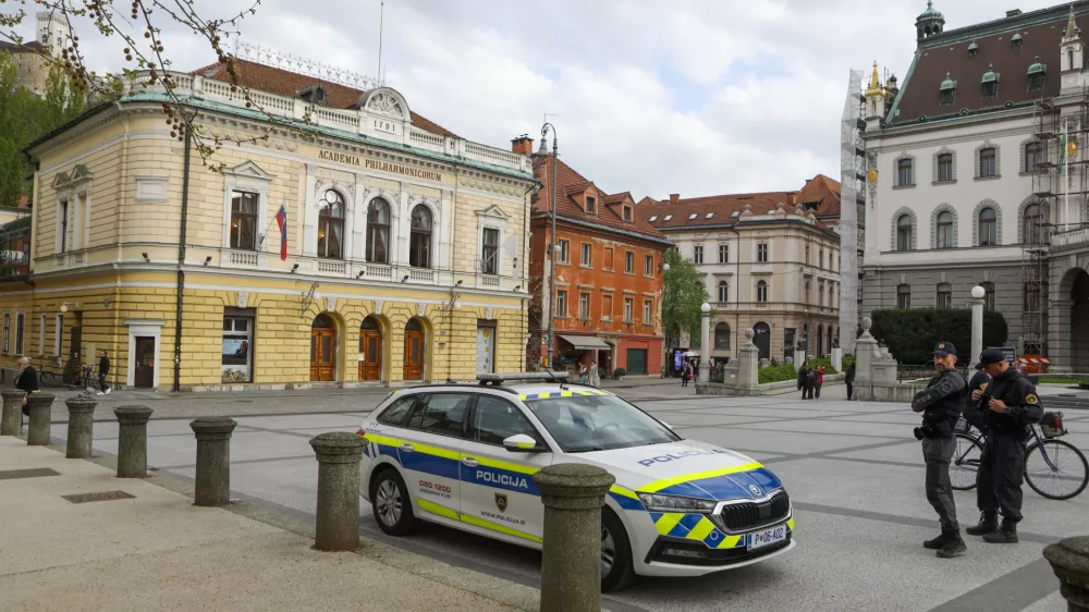 16.04.2025 - Policija - Policijska patrulija v centru mesta Ljubljana - Kongresni trg - varnost v prestolnici - Foto: Luka Cjuha