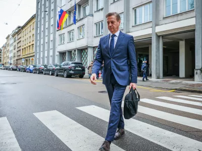 Ljubljana, vlada.Predsednik vlade Robert Golob ob odhodu s seje sveta za nacionalno varnost, na kateri so razpravljali o kriznih razmerah v svetu in energetski varnosti ter tujih vplivih na volitve v Sloveniji.