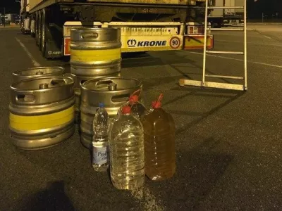 Na meji med Hrva&scaron;ko in Srbijo so cariniki zasegli 160 litrov rakije. 