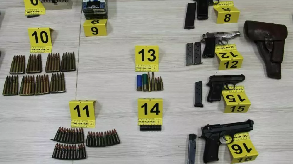 V hi&scaron;ni preiskavi so zasegli več kosov pu&scaron;k, pi&scaron;tol in nabojev. 