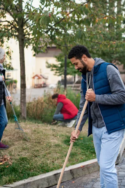 Urejanje bližnje trate poveže ljudi. Slika je simbolična. / Foto: Istock