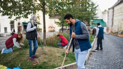Urejanje bližnje trate poveže ljudi. Slika je simbolična. / Foto: Istock