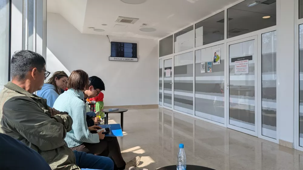 Od &scaron;estih okenc samo dve odprti, čakalnica pa polna. / Foto: Bralec