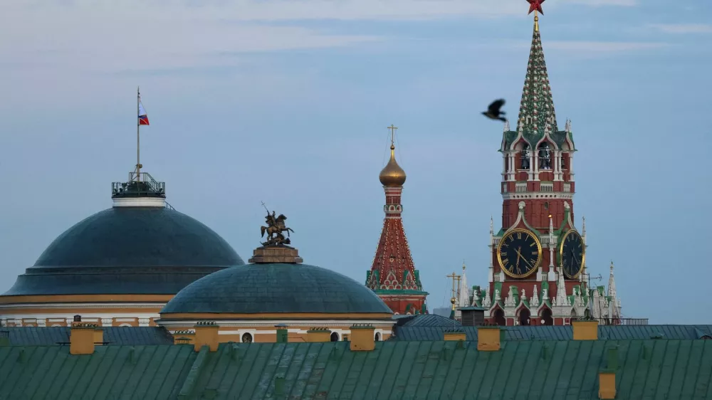 FILE PHOTO: A bird flies with backdrop of the Kremlin in&nbsp;Moscow, Russia March 17, 2026. REUTERS/Anastasia Barashkova/File Photo