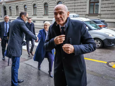 Ljubljana, vlada.Seja sveta za nacionalno varnost, ki jo je sklical predsednik vlade Robert Golob, na njej pa so razpravljali o kriznih razmerah v svetu in energetski varnosti ter tujih vplivih na volitve v Sloveniji.Predsednik Demokratov Anze Logar, predsednica republike Natasa Pirc Musar in predsednik SDS Janez Jansa ob prihodu na sejo.