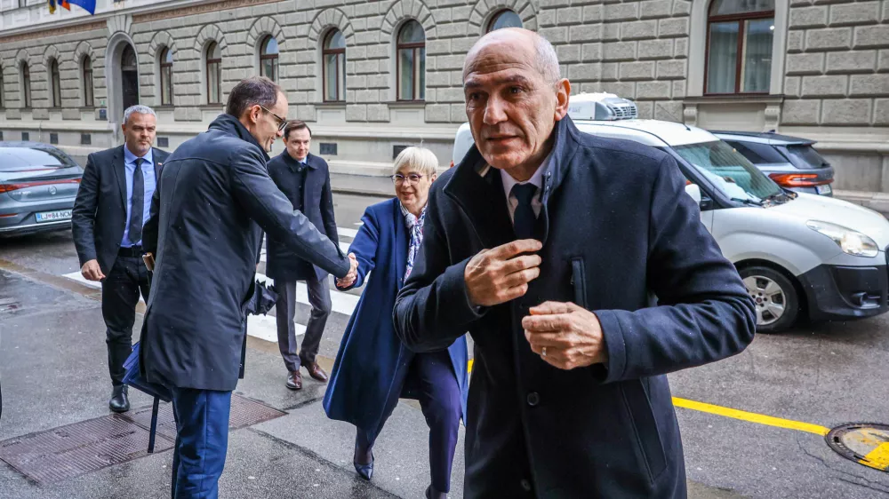 Ljubljana, vlada.Seja sveta za nacionalno varnost, ki jo je sklical predsednik vlade Robert Golob, na njej pa so razpravljali o kriznih razmerah v svetu in energetski varnosti ter tujih vplivih na volitve v Sloveniji.Predsednik Demokratov Anze Logar, predsednica republike Natasa Pirc Musar in predsednik SDS Janez Jansa ob prihodu na sejo.