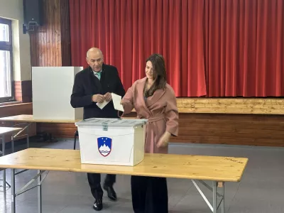 Arnace, Dom krajanov Sentilj.Volitve v drzavni zbor 2026.Predsednik stranke SDS Janez Jansa s soprogo Ursko Bacovnik Jansa na voliscu v Domu krajanov Sentilj.