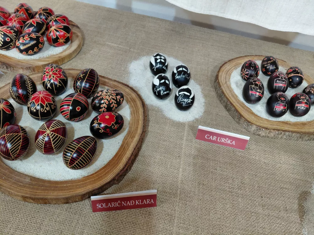 Na razstavi so bili tudi pirhi, ki so prava umetni&scaron;ka mojstrovina lokalnih rokodelcev. 