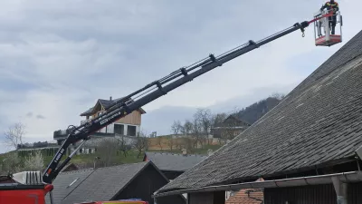 Zirovnica, Smokuc. Gasilci pomagajo obcanom pri prekrivanju objektov, ki jih poskodoval orkanski veter.