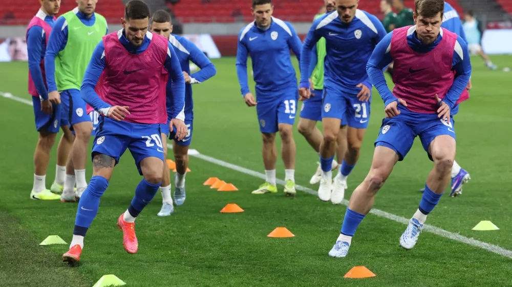 Soccer Football - International Friendly - Hungary v Slovenia - Puskas Arena, Budapest, Hungary - March 28, 2026 Slovenia players during the warm up before the match REUTERS/Bernadett Szabo