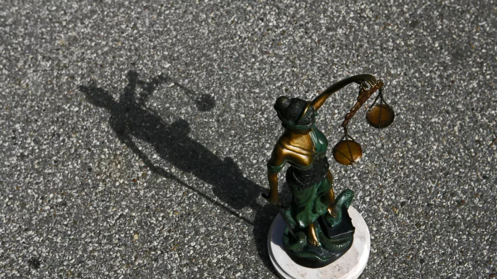 - ilustrativna fotografija - tožilstvo - pravo - pravičnost - pravosodje - pravica - pravni sistem - kipec boginja pravde Justicija - tehtanje resnice - tehtnica in meč- tematska fotografija - poseg politike v sodstvo//FOTO: Bojan Velikonja