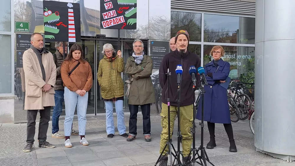 sežigalnica tiskovka civilne iniciative 