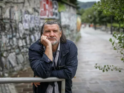 Od salona do žive teorije