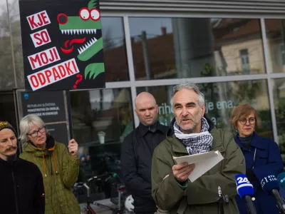 Ljubljana, pred ministrstvom za okolje, podnebje in energijo.Novinarska konferenca predstavnikov vec civilnih iniciativ, na kateri so med drugim predstavili stalisca do nacrtovane izgradnje sezigalnice komunalnih odpadkov v Ljubljani.
