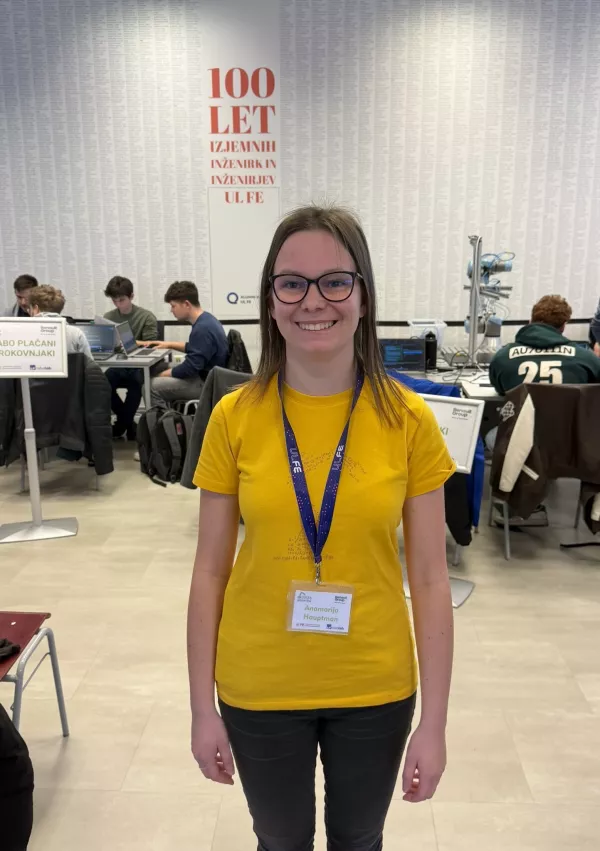 Anamarija Hauptman, mentorica: Mentorji smo večinoma &scaron;tudentje vi&scaron;jih letnikov, vsak pa je bil zadolžen za enega robota, ki ga bolje pozna, da je tako pomagal svoji ekipi. / Foto: Matjaž Terzič