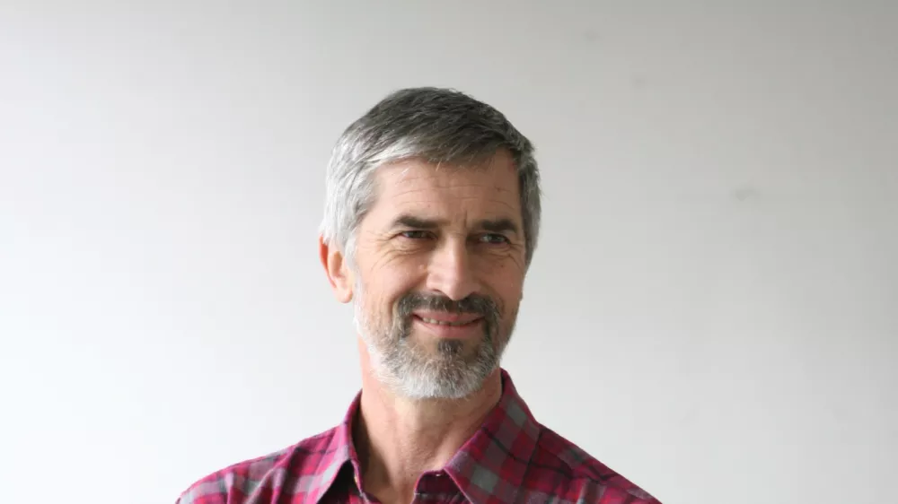 Andrej Velkavrh, meteorolog - vremenoslovec in dolgoletni televizijski napovedovalec vremena, prognostik v Uradu za meteorologijo pri ARSO - Agencija RS za okolje, kolumnist- Dnevnik 2016 - portreti za komentarje in kolumne - kolumnisti - novinarji//FOTO: Toma? Skale