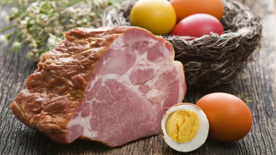 Easter ham with colorful eggs close up shoot / Foto: Dulezidar Getty Images/istockphoto