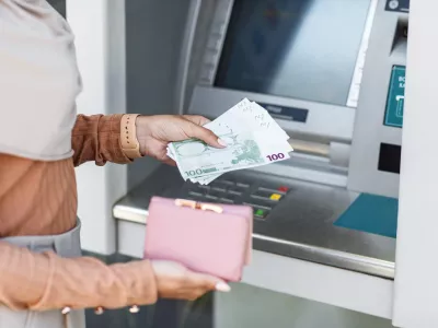 Če bo transakcija sumljiva, se bodo sprožili alarmi. Bržkone bodo tak&scaron;ne spremembe kmalu uvedli tudi drugod po državah z evri. / Foto: Istock