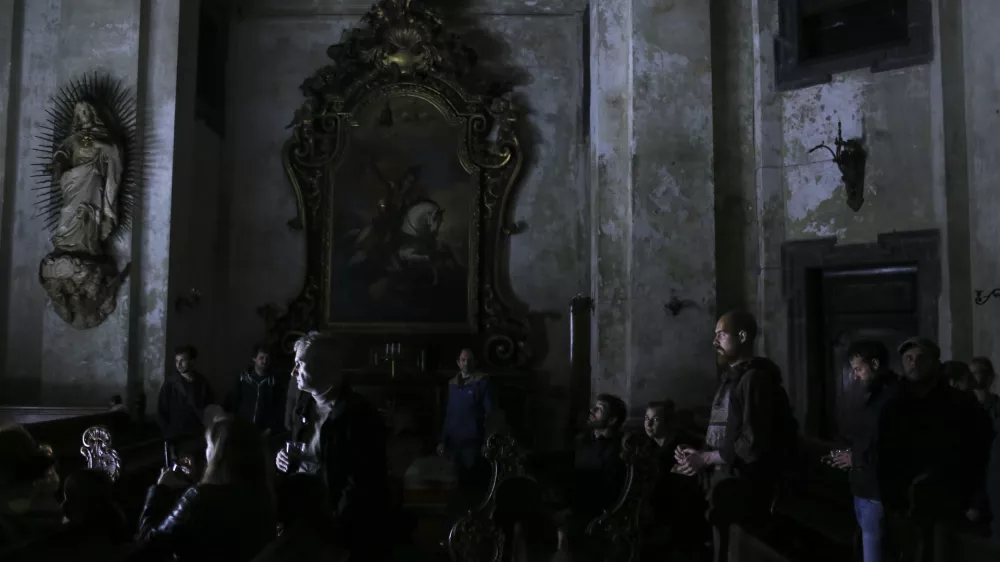 - simboličan fotografija - cerkev - verniki- 27.05.2015 - Mednarodni festival Svetlobna gverila 2015 na temo V temi kot integralni del svetlobe - otvoritev festivala  ///FOTO: Jaka Gasar / Foto: Jaka Gasar