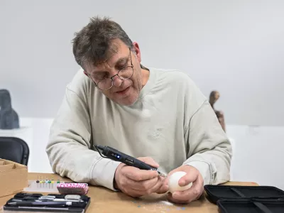 Iz jajčnih lupin potrpežljivo ustvarja krhke umetnine