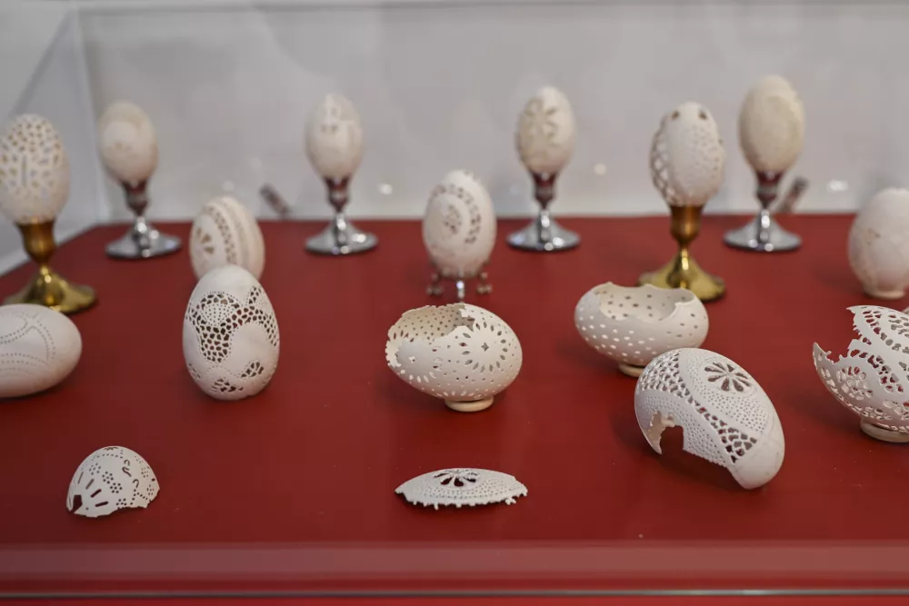 Iz jajčnih lupin potrpežljivo ustvarja krhke umetnine