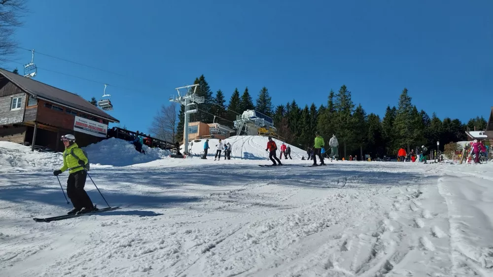 Sobotno spomladansko smuko je na Arehu izkoristilo okoli 1500 smučarjev. 