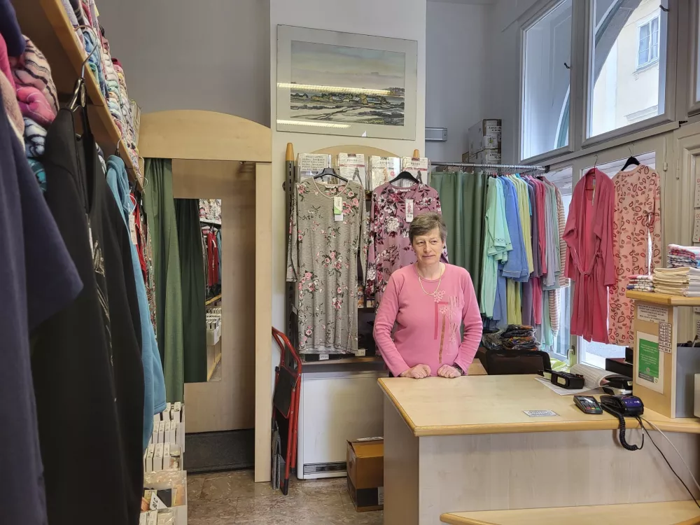 Trgovina Biserka III Peglezen, v lasti Centromerkur, prodajalka, konfekcija / Foto: Katja Gle&scaron;čič 