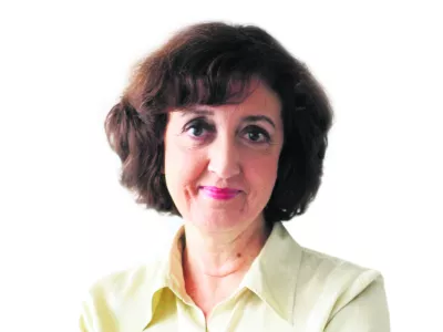 ?Ranka Ivelja, kolumnistka- Dnevnik 2016 - portreti za komentarje in kolumne - kolumnisti - novinarji - novinarka//FOTO: Tomaž Skale------barvno, belo ozadje, za kolumno, PERMANENT!!!