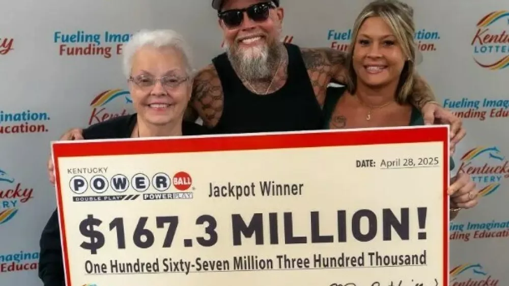 James Farthing v družbi mame in punce po izplačilu rekordnega dobitka. Foto: zajem zaslona X