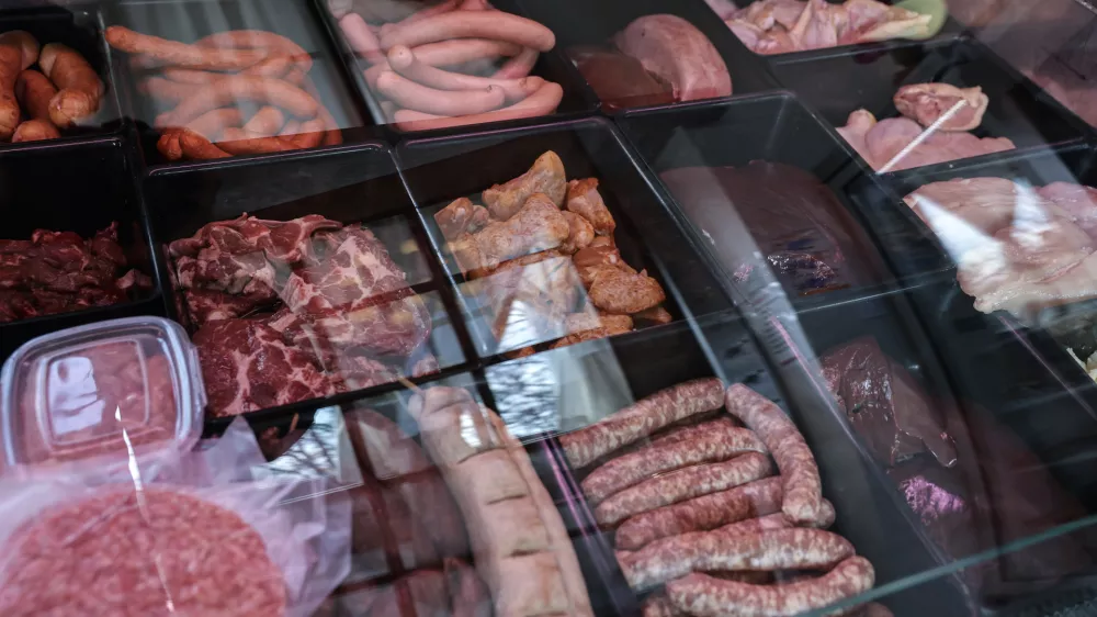 Zapozneli odziv na navedbe o potvorjenem poreklu svinjine