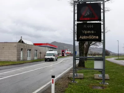 - Veter, burja, Vipava,- 26.03.2026. - Prehod hladne fronte čez Slovenijo z močnim vetrom in sneženjem.//FOTO: Bojan Velikonja