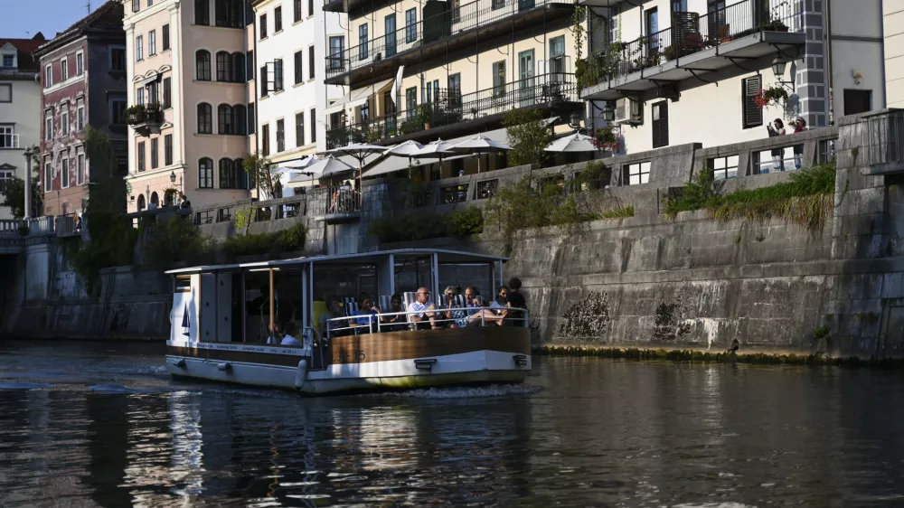 LjubljanicaTurizem27.08.2024 Arhitektura v živo z ladjico, mostovi čez Ljubljanico. FOTO: Nik Erik Neubauer