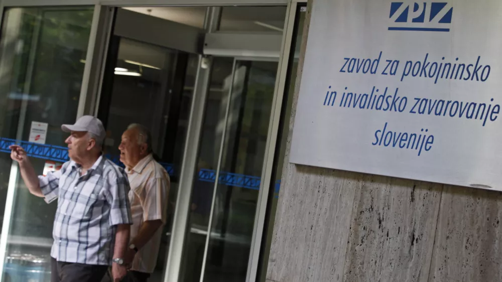 - Ilustrativna fotografija,starej&scaron;i občani, upokojenci, pokojnina, pokojninska reforma- ZPIZ (Zavod za pokojninsko in invalidsko zavarovanje Slovenije)//FOTO: Luka CjuhaOPOMBA: ZA OBJAVO V ČASOPISU DNEVNIK
