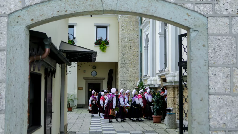 simbolična fotografija, religija, vera, cerkev, kr&scaron;čanstvo, katoli&scaron;tvo, katolicizem. narodne no&scaron;e- 15.08.2014 - BREZJE - Praznik Marijinega vnebozetja - sveta ma&scaron;a pred baziliko in narodnim sveti&scaron;čem Marije Pomagaj in ponovna slovesna izročitev slovenskega naroda Božji materi Mariji ter obhajanje 100. obletnice začetka 1. svetovne vojne in s tem združen spomin na vse žrtve 1. svetovne vojne, verniki    //FOTO: Bojan Velikonja