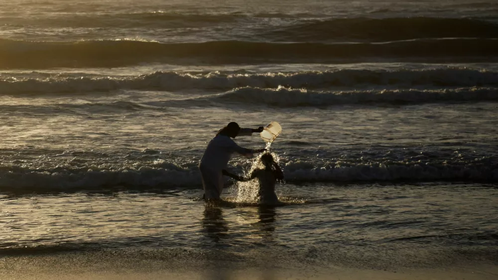 A baptism ceremony on the beach front on Good Friday in Durban, South Africa, April 3, 2026. REUTERS/Rogan Ward   TPX IMAGES OF THE DAY / Foto: Rogan Ward