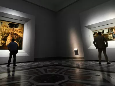 FILE PHOTO: People attend a preview for the media during the reopening of the Uffizi Gallery with new social distancing and hygiene rules in place after months of closure due to the outbreak of the coronavirus disease (COVID-19), in Florence, Italy, June 2, 2020. REUTERS/Jennifer Lorenzini/File Photo