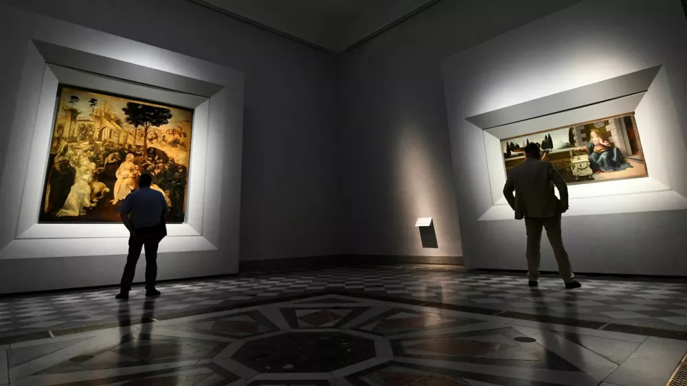 FILE PHOTO: People attend a preview for the media during the reopening of the Uffizi Gallery with new social distancing and hygiene rules in place after months of closure due to the outbreak of the coronavirus disease (COVID-19), in Florence, Italy, June 2, 2020. REUTERS/Jennifer Lorenzini/File Photo