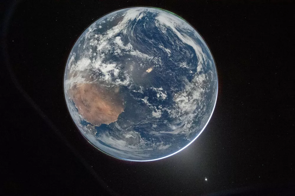 A view of Earth taken by NASA astronaut and Artemis II Commander Reid Wiseman from one of the Orion spacecraft's window after completing the translunar injection burn on April 2, 2026. The image features two auroras (top right and bottom left) and zodiacal light (bottom right) is visible as the Earth eclipses the Sun. NASA/Handout via REUTERS  THIS IMAGE HAS BEEN SUPPLIED BY A THIRD PARTY   TPX IMAGES OF THE DAY