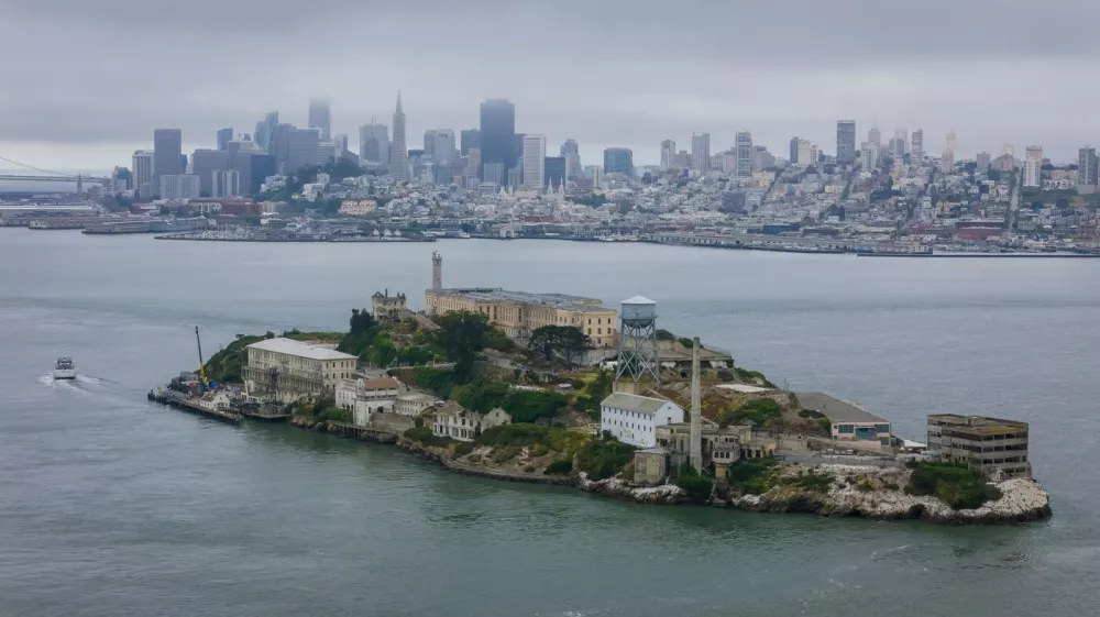 President Donald Trump said Sunday he will direct several federal agencies to ''reopen a substantially enlarged and rebuilt Alcatraz,'' a facility that for decades was a federal prison and is now a national park. FILE PHOTO SHOT ON: June 20, 2024, San Francisco, Ca, USA: Aerial view of United States Penitentiary, Alcatraz Island, shows a historic maximum-security prison on a small island off San Francisco. Built in 1910-12, it operated from 1934 to 1963 and is now a major tourist attraction.,Image: 883484756, License: Rights-managed, Restrictions:, MPredlog proračuna za fiskalno leto 2027, ki ga je Bela hi&scaron;a objavila pozno v petek, predvideva sredstva za obnovo Alcatraza, ki naj bi postal vrhunsko zavarovan zaporski objekt. odel Release: no